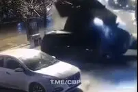(ویدئو) تصادف عجیب یک مرسدس بنز؛ پرواز به سمت جای پارک بعد از له کردن سقف ۳ خودرو!