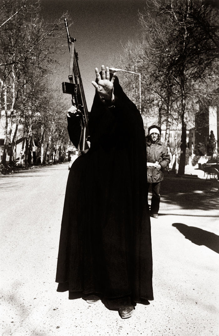 عکس نوشت/ زن مسلح در دانشگاه تهران