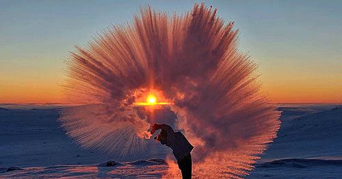 عکس خارق‌العاده از بیرون ریختن چای در سرمای چهل درجه زیر صفر