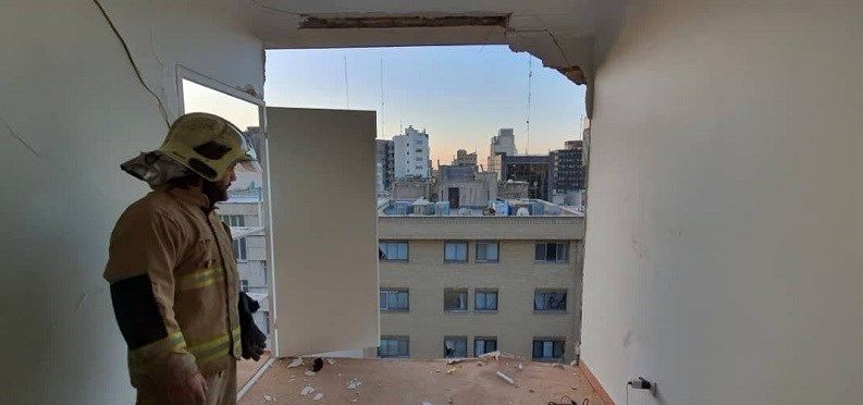 تصاویر/ انفجار شدید در یک ساختمان اداری در خیابان سپهبد قرنی