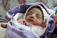عکس/ تولد نخستین نوزاد سال 95 در لحظه تحویل سال
