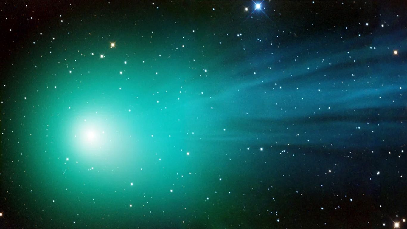 دانشمندان سرانجام معمای نور سبز دنباله‌دار‌ها را حل کردند
