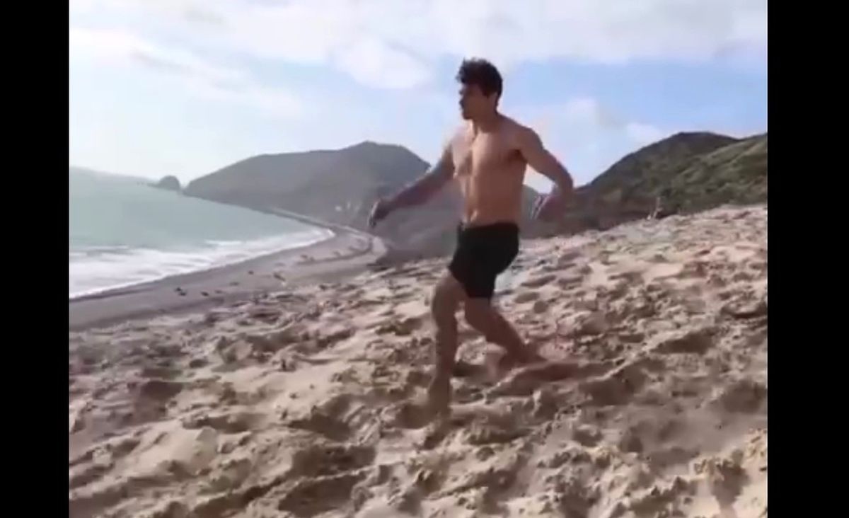 (ویدیو) نمایش خیره کننده جوان ورزشکار کنار ساحل