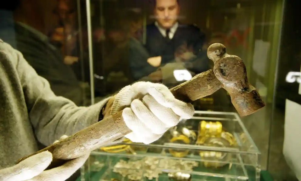 مردی که به دنبال یک «چکّشِ گم‌شده» می‌گشت حیرت‌انگیزترین گنج انگلستان را پیدا کرد (تصاویر)