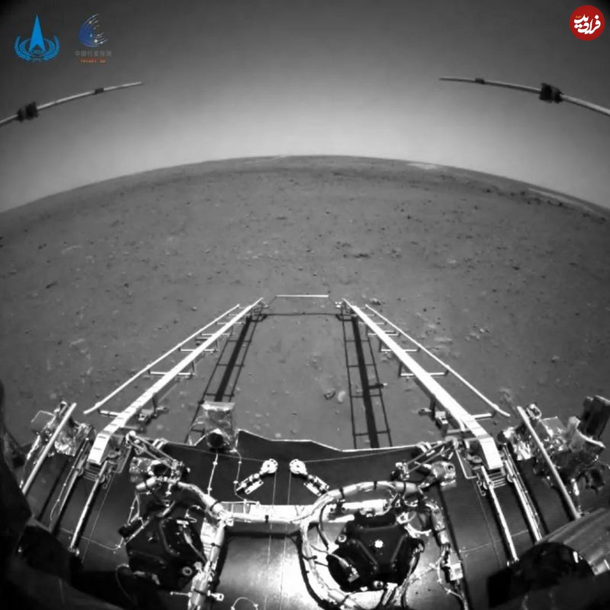 کاوشگر چینی؛ ارسال اولین عکس‌ها از سطح مریخ