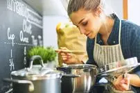 اگر غذا خیلی شیرین شد چکار کنیم؛ ۵ راهکار برای رفع شیرینی زیاد غذا