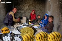 ببینید؛ غذای روستایی در افغانستان؛ پخت املت موز و تخم مرغ در غار! 