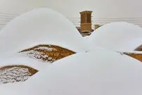 (ویدئو) تصاویر دیدنی برف روی عقاب یزد