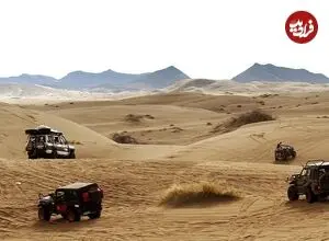 عکس| سفر زمان؛ گیر کردن خودروی مرد آمریکایی در بیابان‌های سمنان؛ 95 سال قبل