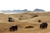 عکس| سفر زمان؛ گیر کردن خودروی مرد آمریکایی در بیابان‌های سمنان؛ 95 سال قبل