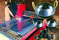 (ویدئو) عملیات ساخت ظروف آهنی مقاوم در یک کارگاه پاکستانی