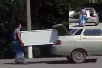 عکس/ روش عجیب برای حمل یخچال!