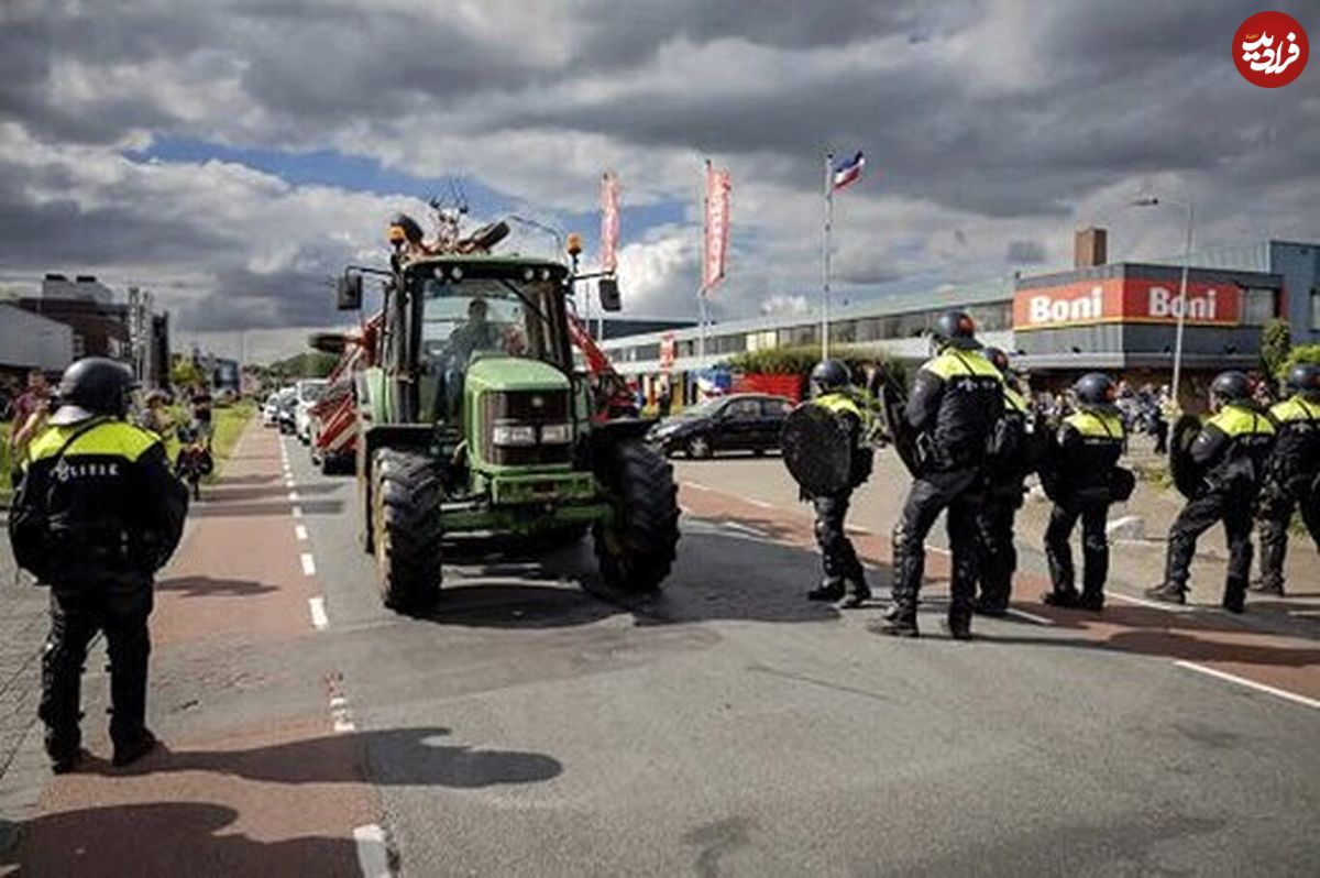 (ویدئو) کودپاشی کشاورزان هلندی معترض روی صورت پلیس!