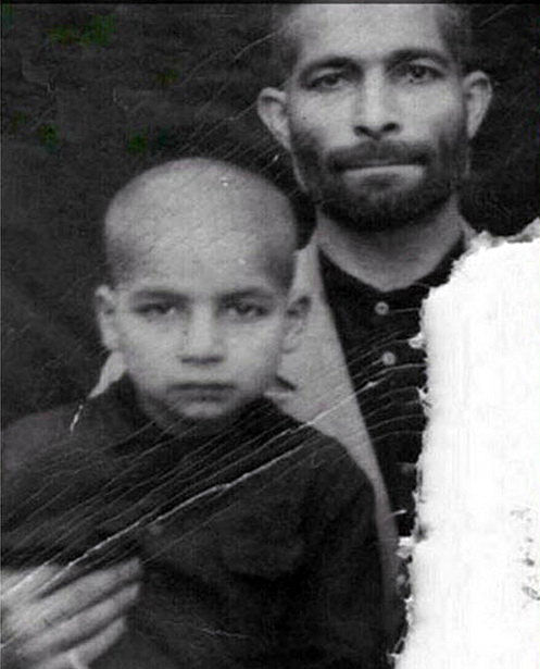 عکس/ حسن روحانی در آغوش پدر