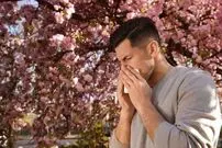 خستگی، عطسه و خارش چشم؛ این علائم چرا در بهار سراغ‌مان می‌آیند؟