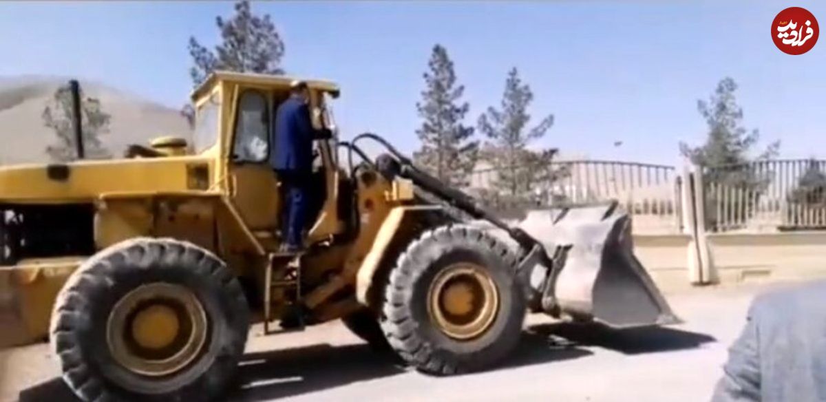 عکس/ حمله نماینده نجفآباد با لودر به دانشگاه آزاد