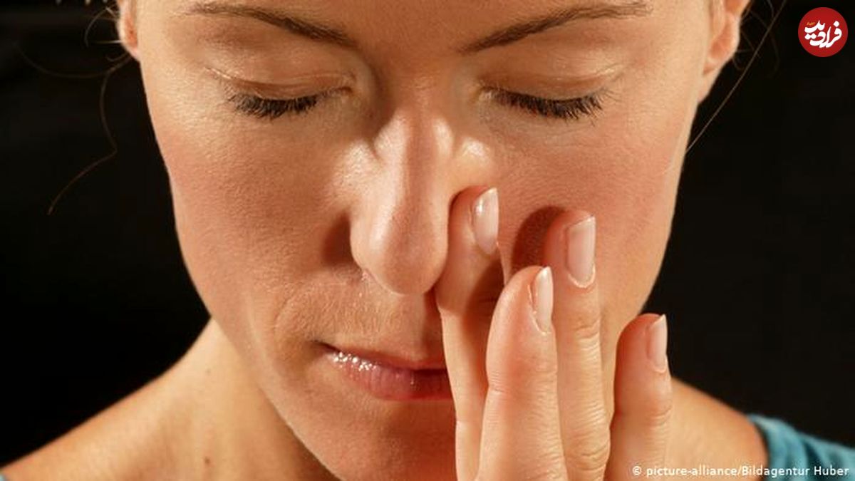 چرا این همه به صورت خود دست میزنیم؟