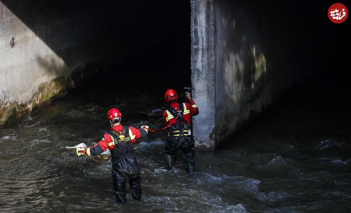 تصاویر/ سرنوشت مبهم یک زن پس از سقوط در کانال آب