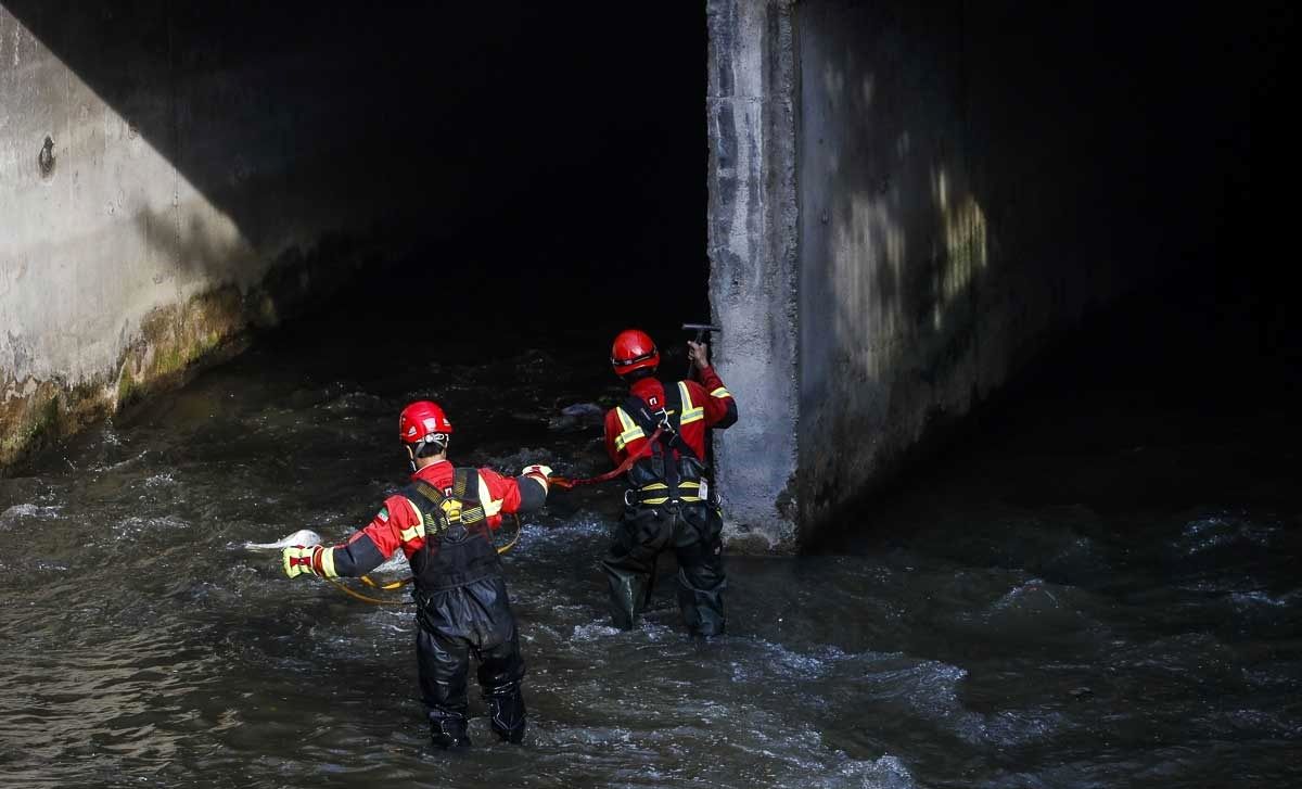 تصاویر/ سرنوشت مبهم یک زن پس از سقوط در کانال آب