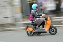 (ویدئو) حمله هولناک گاو نر به زن موتورسوار