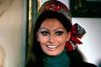 عکس| سفر در زمان؛ «سوفیا لورن» در یک تفرجگاه ساحلی در سن تروپه؛ سال 1337