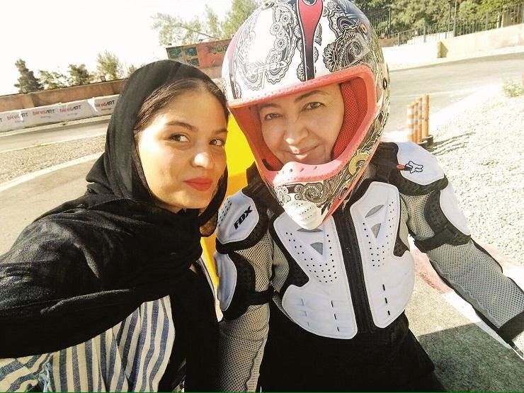 عکس/ موتورسواری ستاره زن سینما با مربی خصوصی