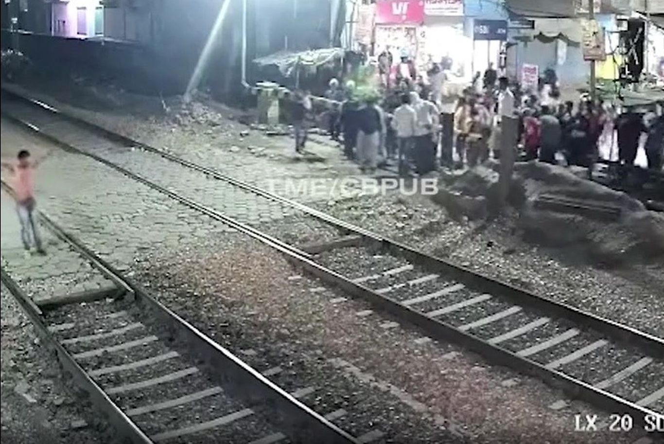 (ویدئو) یک جوان در اقدامی دیوانه وار زیر قطار رفت!