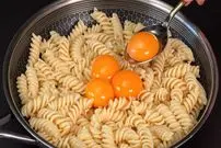 ببینید| طرز تهیه یک غذای ساده با پاستا و تخم مرغ