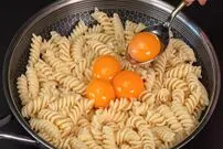 ببینید| طرز تهیه یک غذای ساده با پاستا و تخم مرغ