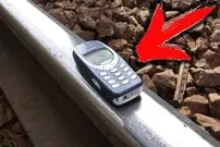 (ویدئو) اگر قطار از روی نوکیا 3310 قدیمی رد شود، چه اتفاقی می افتد؟