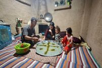 ببییند؛ غذای روستایی در ایران؛ تهیه آش دوغ سنتی روی هیزم توسط زوج روستایی