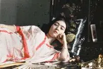 عکس| سفر زمان؛ دختر زیبای ویتنامی در یک شیره‌کش‌خانۀ لاکچری؛ 110 سال قبل