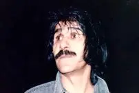 عکس| سفر زمان؛ «حسین پناهی» 36 ساله با مسلسل و قطار فشنگ؛ سال 71