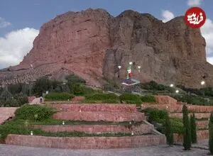 عکس| سفر زمان؛ پیرمرد اصفهانی در حال قلیان کشیدن در کوه صفه؛ سال 1330