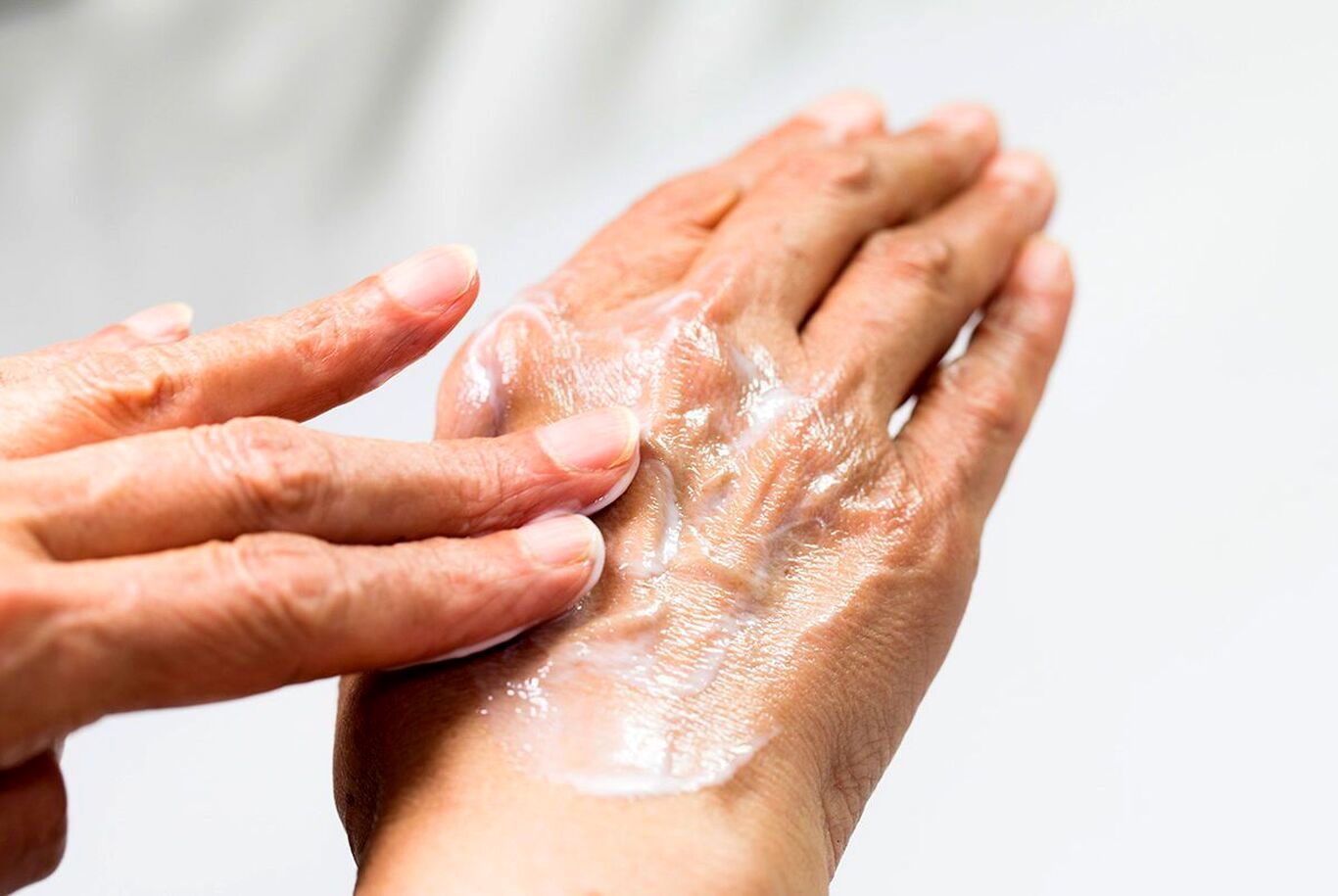 ۳ درمان خانگی و موثر برای رفع خشکی دست