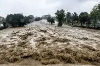 (ویدئو) قدرت‌نمایی موتورسوار در سیل، کار دستش داد!