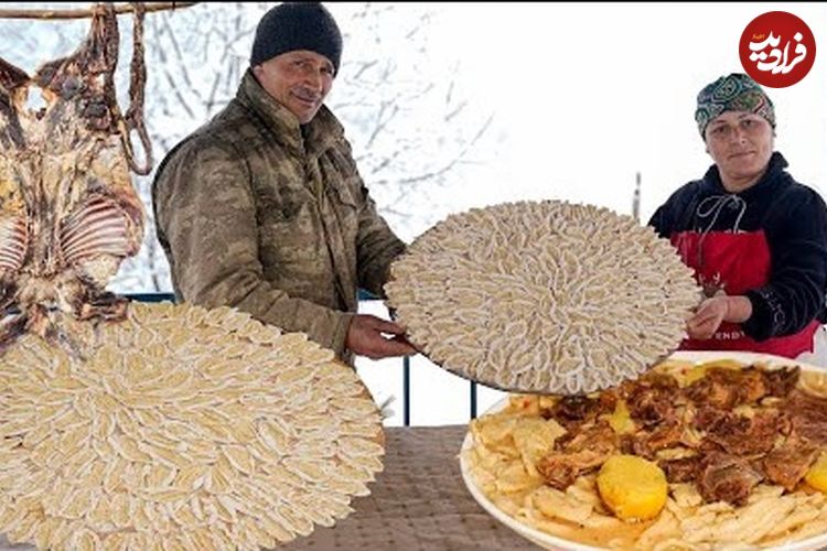 (ویدئو) غذای روستایی در آذربایجان؛ پخت غذای سنتی با گوشت در برف 