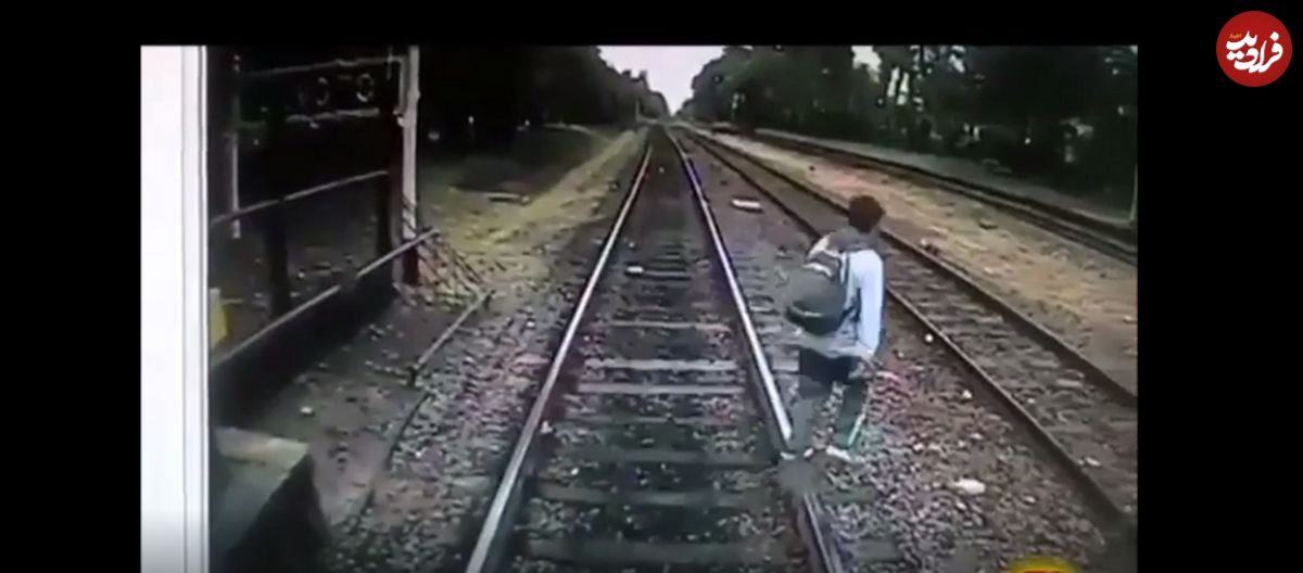 (ویدئو) لحظه تکان دهنده برخورد پسر نوجوان با قطار!