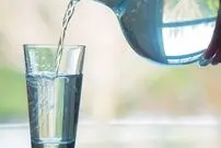 آیا نوشیدن آب زیاد، پوست را شفاف می‌کند؟