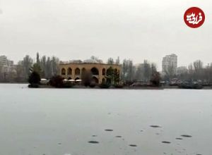 (عکس) سفر به ایران قدیم؛ تصویری باورنکردنی از حجم عجیب برف در پارک شاه‌گولی تبریز