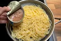 (ویدئو) نگران شام نباش، با ماکارونی و تن ماهی این غذای راحت آلمانی رو درست کن