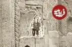 عکس| سفر زمان؛ عکس یادگاری تبریزی‌ها در کنار ویرانه‌های مسجد کبود در دوران قاجار