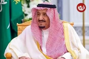 عکس| سفر در زمان؛ «ملک سلمان 73 ساله» در حال دریافت لوح یادبود از نوه اش؛ سال 1387