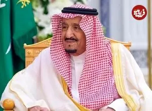 عکس| سفر در زمان؛ «ملک سلمان 73 ساله» در حال دریافت لوح یادبود از نوه اش؛ سال 1387