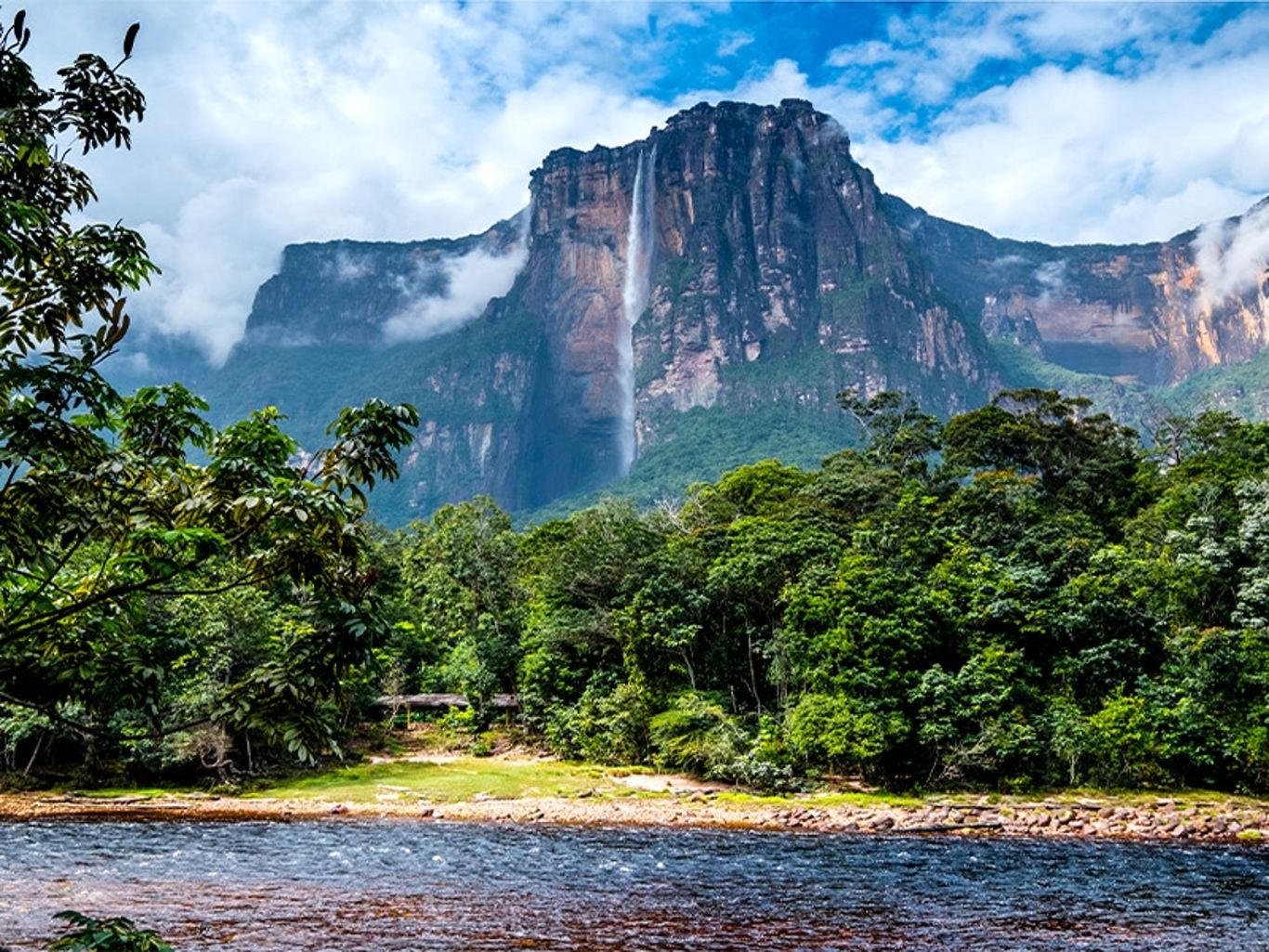 (ویدئو) پرش دیدنی از بلندترین آبشار جهان در ونزوئلا