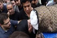 تصویری از بوسه مادر بر کفن علی طباطبایی