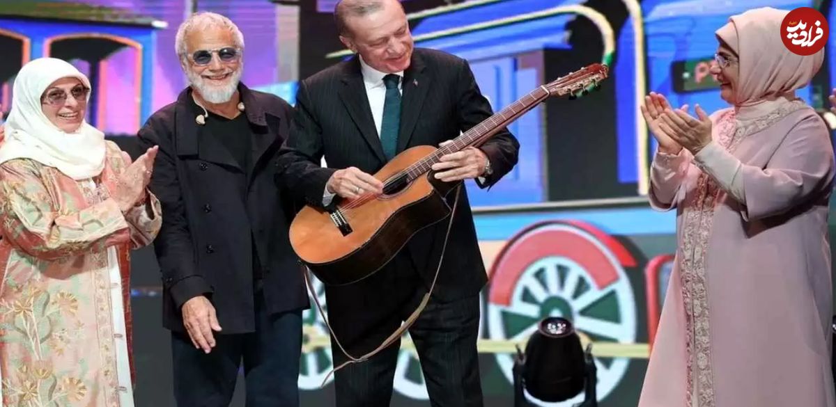 (ویدئو) تلاش اردوغان برای گیتار زدن روی صحنه کنسرت