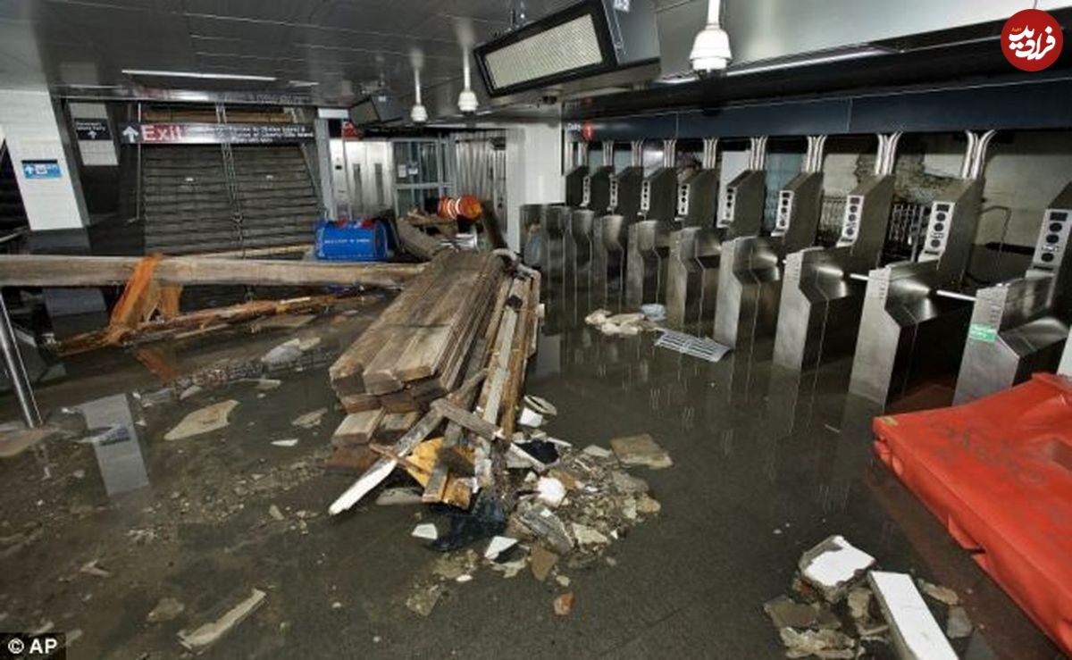 بالا آمدن آب در واگن و گرفتاری مردم چین در مترو