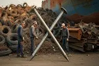 ببینید| فرآیند تولید میلیون ها میخ با بازیافت صفحات قدیمی کشتی در پاکستان