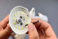 ببینید؛ نحوه تعمیر لامپ LED سوخته با کمک یک میخ!